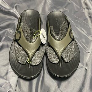 Comfy OOFOS MEN size 11 WOMEN size 13…army green and black